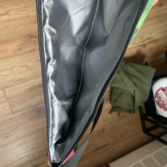 Burton beer can insulated over the shoulder bag - Picture 2 of 2